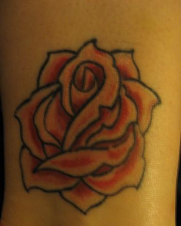 手臂彩色简约的红玫瑰纹身图案