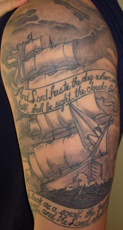 肩部黑灰色海盗船英文纹身图案