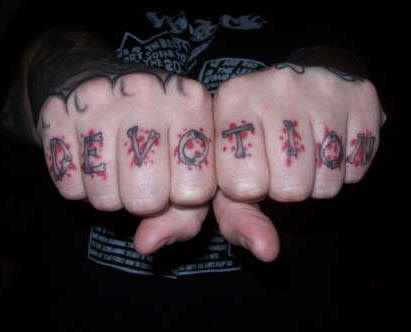 手指特别的字母花体纹身图案