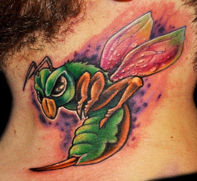 脖子彩色愤怒的蜜蜂纹身图案