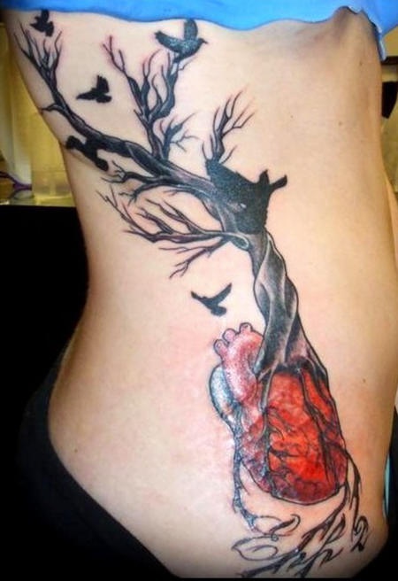 腰侧彩色生长的树与心脏纹身图案