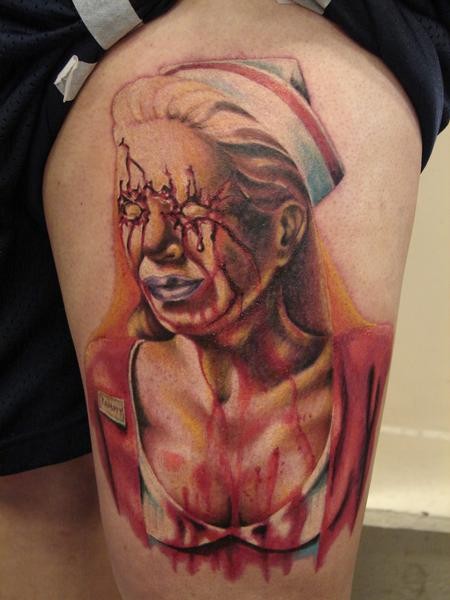 腿部毛骨悚然的恐怖电影主题血腥护士纹身