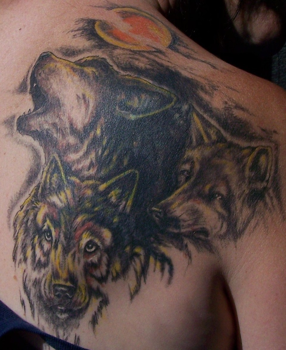 肩部彩色月亮下的狼纹身图片