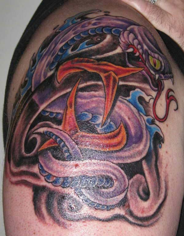 男性肩部彩色蛇纹身图案