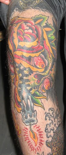手臂彩色玫瑰花和蜡烛纹身图案