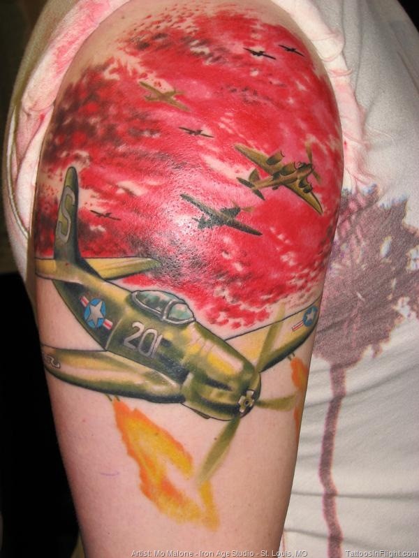 肩部插画风格彩色二战飞机纹身图案