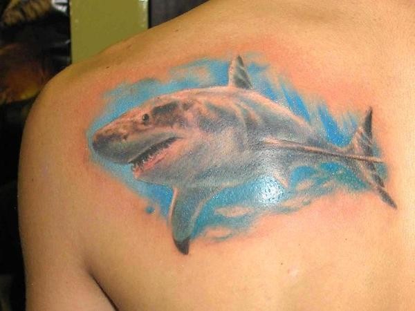 男性肩刃上的彩色鲨鱼纹身图案