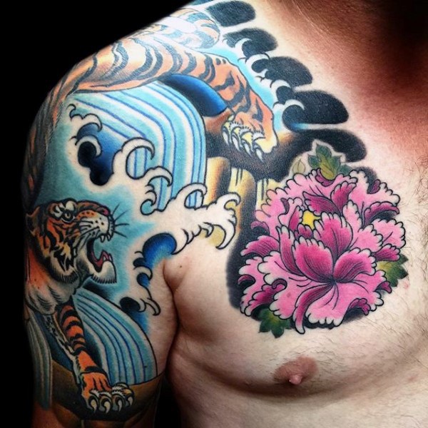 肩部彩色日本传统老虎与花纹身