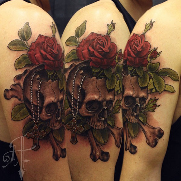 肩部全新风格的彩色骷髅与玫瑰花纹身图案