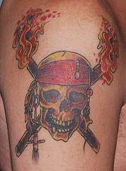 肩部彩色海盗骷髅和火把纹身图片