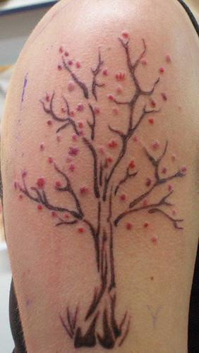 肩部彩色艺术树与红花纹身图片