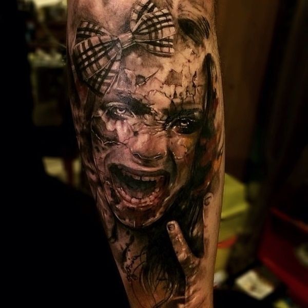 腿部毛骨悚然的女人纹身图案
