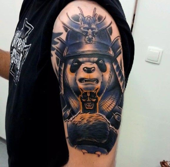 肩部彩色熊猫武士纹身图案