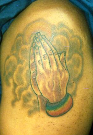 腿部宗教彩色祷告的手纹身图案