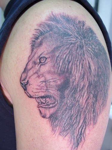 肩部棕色狮子头纹身图案