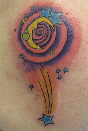 背部彩色月亮和星星纹身图案