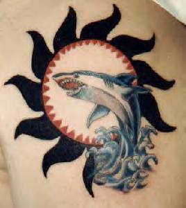 手臂彩色鲨鱼和太阳纹身图案