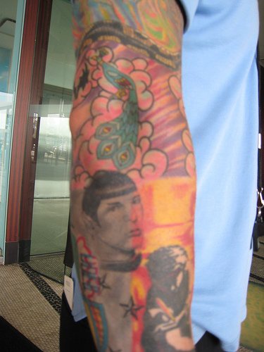 手臂彩色星际旅行主题袖纹身