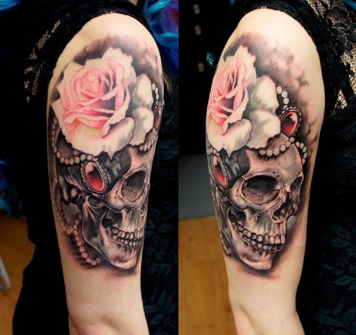 肩部彩色骷髅头和花朵纹身图案