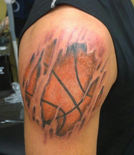 现实主义风格彩色肩部篮球纹身图案