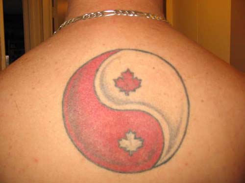 肩部红白色的阴阳八卦纹身图案