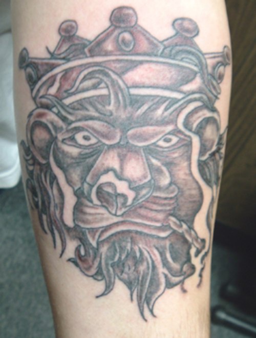 手臂棕色吸烟的狮子纹身图片