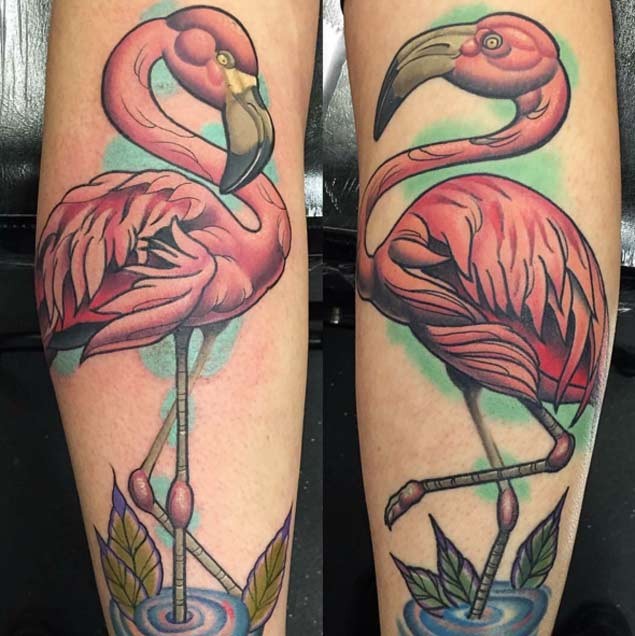 手臂彩色漂亮的火烈鸟纹身图案