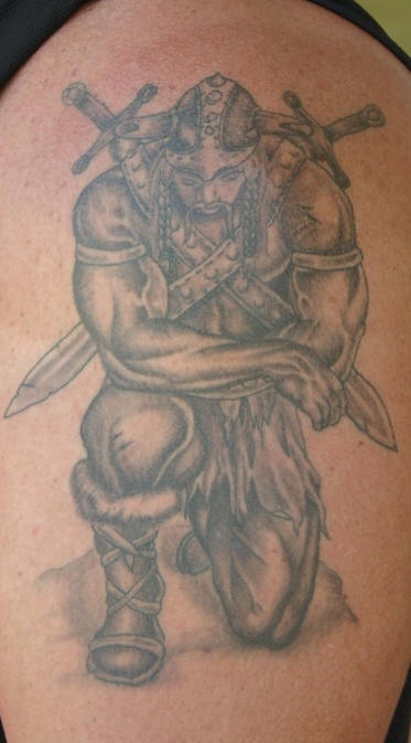 肩部黑灰悲伤的战士跪地纹身图案