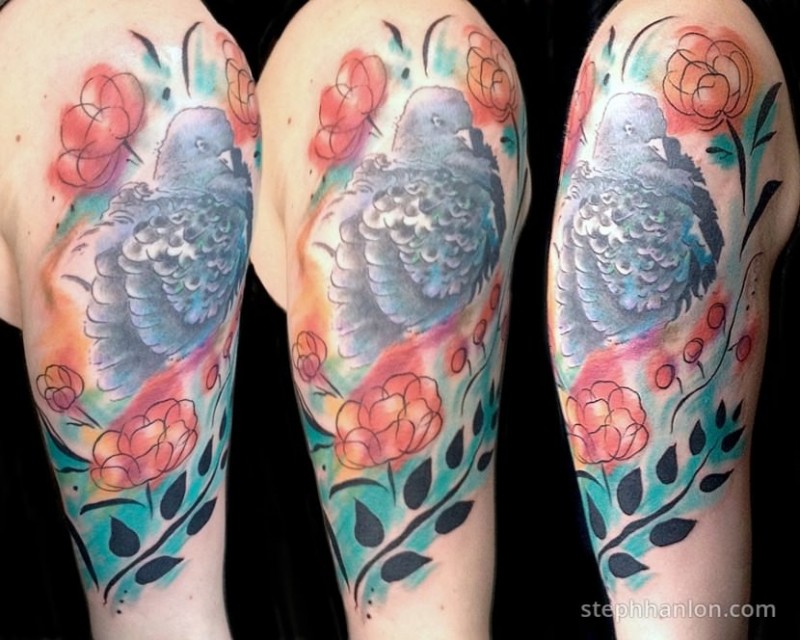 肩部彩色鸽子与花朵纹身图案