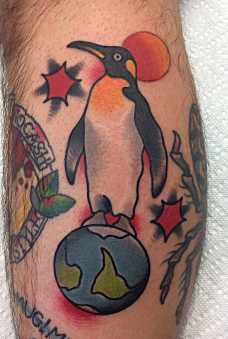 腿部彩色企鹅站在地球上纹身图片