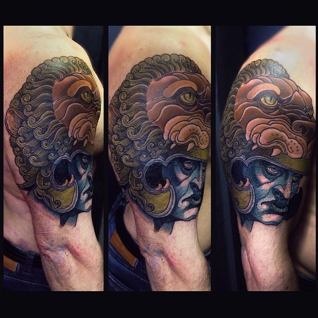 肩部彩色人类与狮子头盔纹身图片