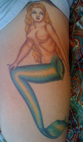 腿部彩色性感金发裸体美人鱼纹身