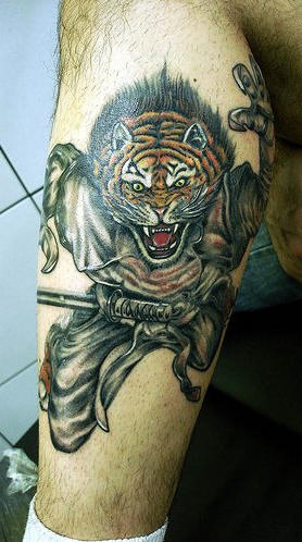 腿部彩色老虎武士纹身图案