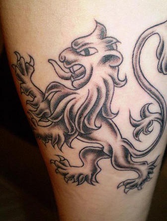 腿部棕色母狮子纹身图案