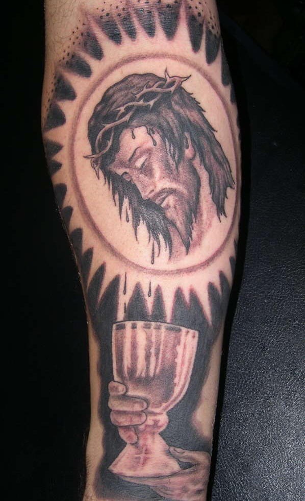 手臂棕色耶稣头像与杯子纹身图片