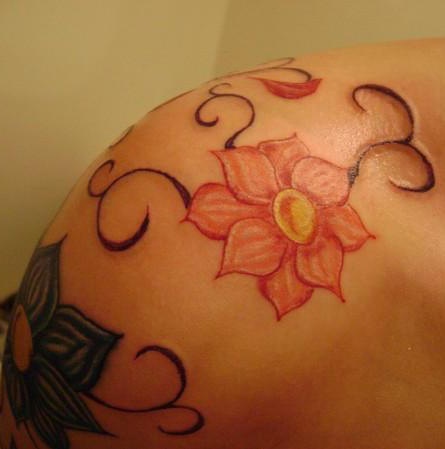 肩部彩色花朵藤蔓纹身图片