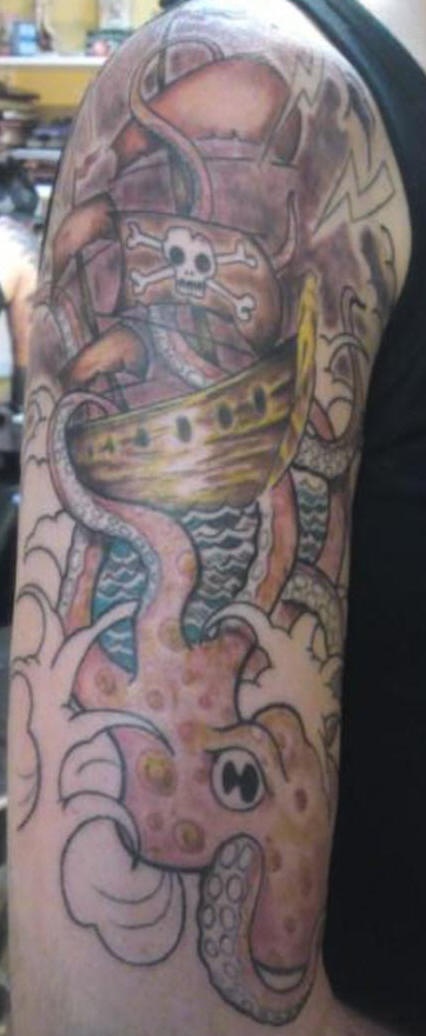 肩部彩色海盗船和海怪纹身图片