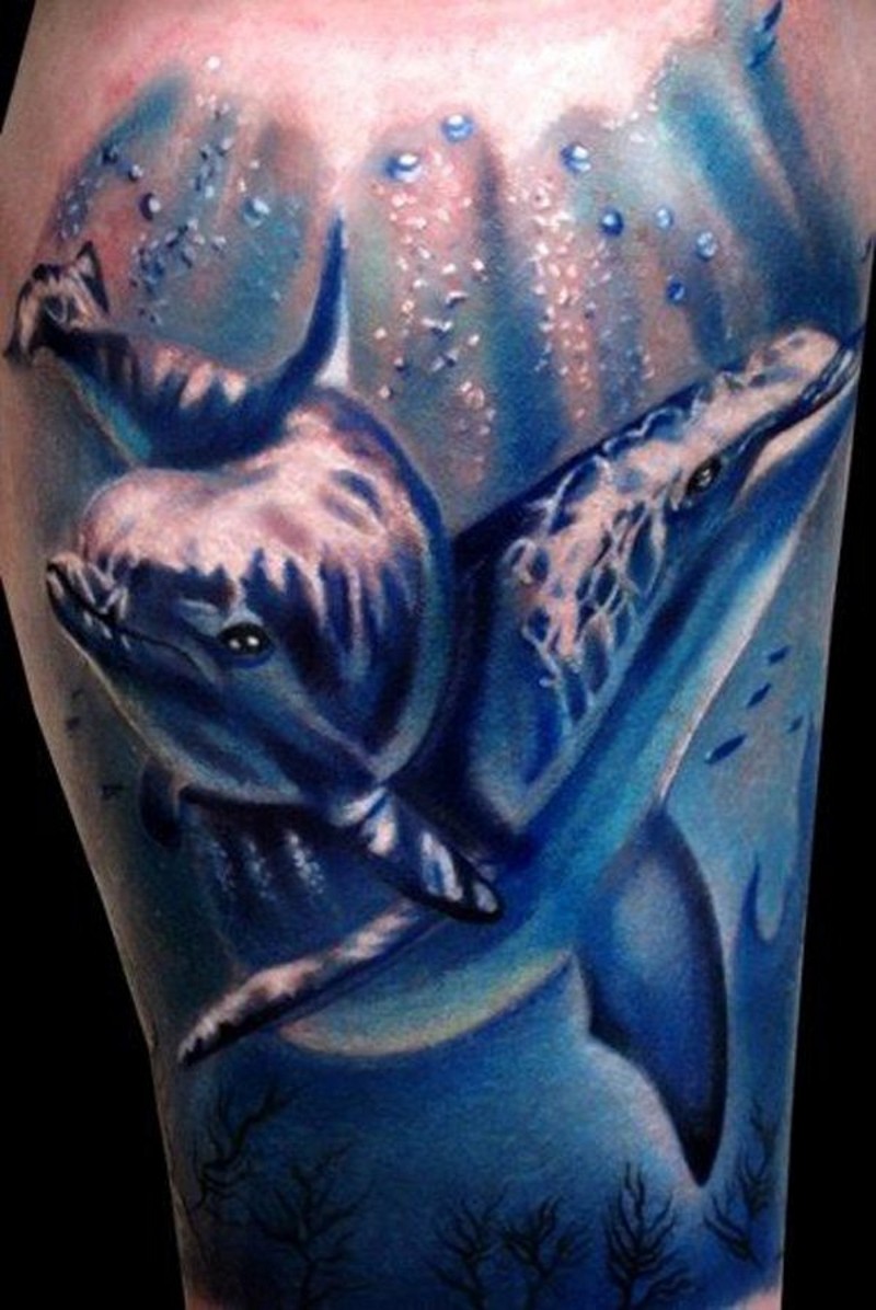 腿部彩色逼真的大海豚纹身图案
