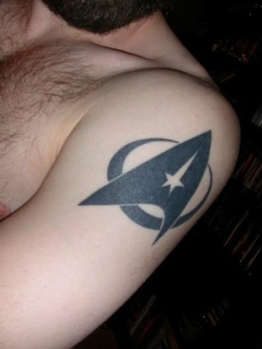 肩部黑色星际旅行标志纹身图案