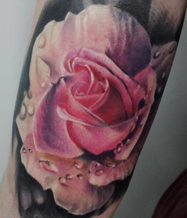 手臂彩色可爱的玫瑰与露珠纹身