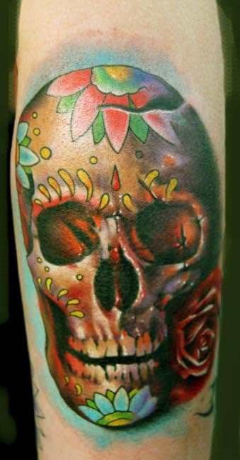墨西哥风格的彩色骷髅纹身图案