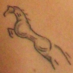 肩部简约的小马纹身图案