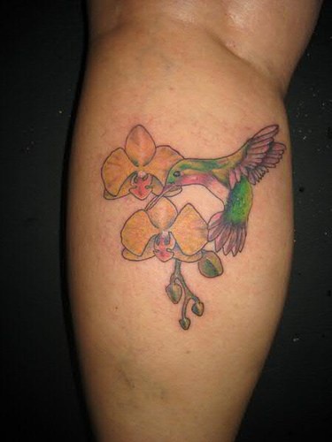 腿部彩色兰花和蜂鸟纹身图案