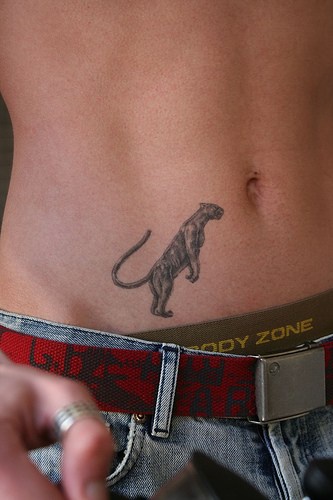 腰部黑色直立的豹子纹身图案