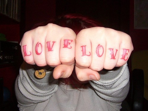 手指红色爱字母纹身图案