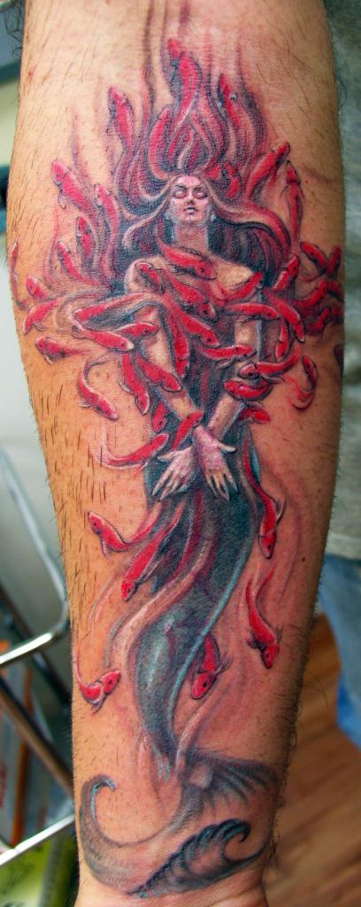 手臂彩色美人鱼和红鱼儿纹身图片