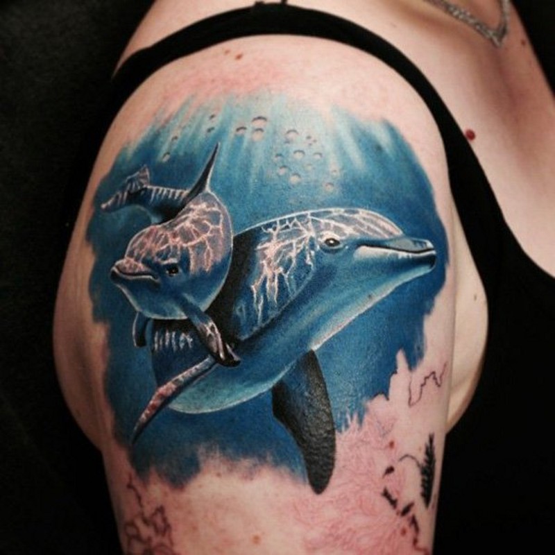肩部逼真的照片像海豚纹身图案