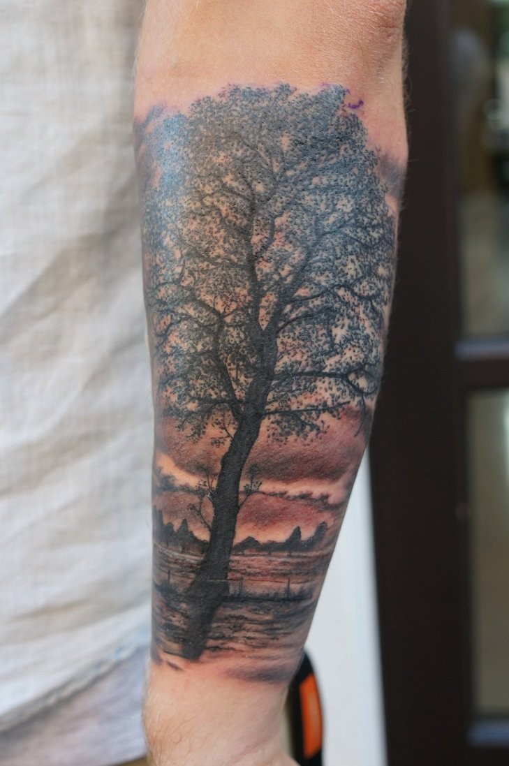 男性手臂写实大树纹身图案