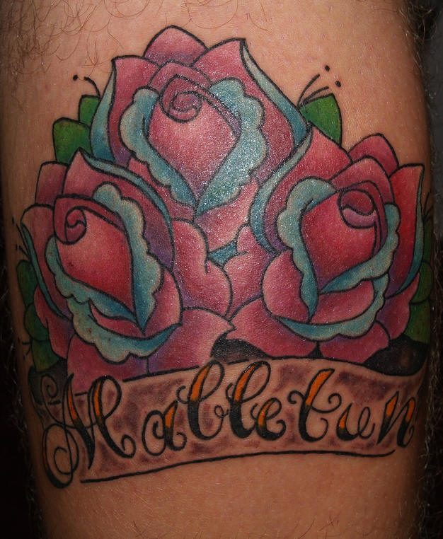 腿部彩色三朵玫瑰字母纹身图案