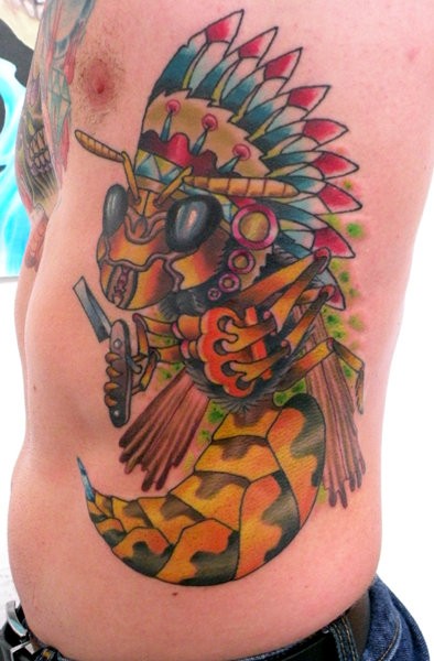 腰侧彩色的印度风蜜蜂纹身图案